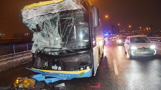 FOTO: Zrážka autobusu a posypovača na východe. Po nehode hlásia viacero zranených