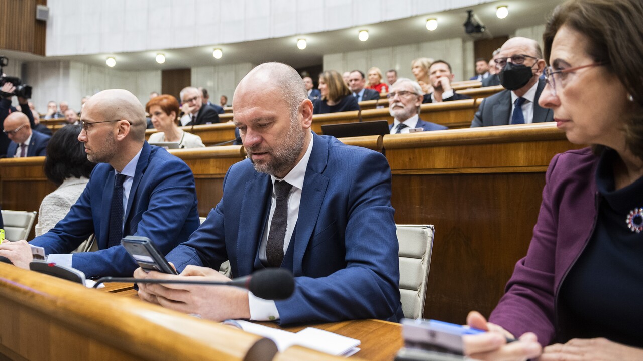 Boj proti mafii vymenili za boj o funkcie. Matovič a Kollár podkopávajú demokraciu, tvrdí SaS