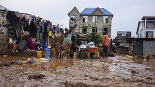 Počet obetí záplav a zosuvov pôdy, ktoré postihli metropolu Konga, stúpol na vyše 140