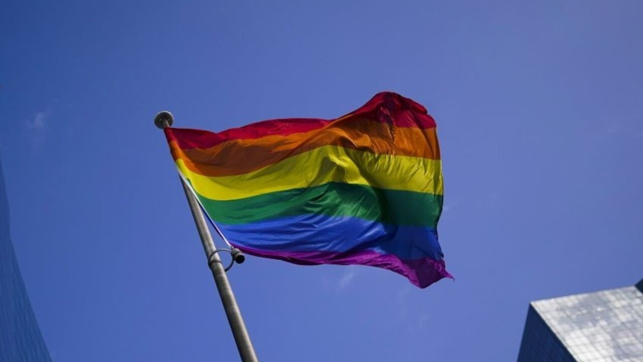 Útočníka zo skalického klubu, ktorý napadol speváka z nenávisti voči LGBTI+ komunite, prepustili na slobodu