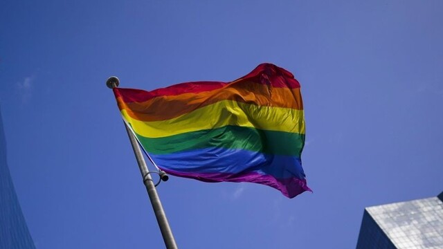 Útočníka zo skalického klubu, ktorý napadol speváka z nenávisti voči LGBTI+ komunite, prepustili na slobodu