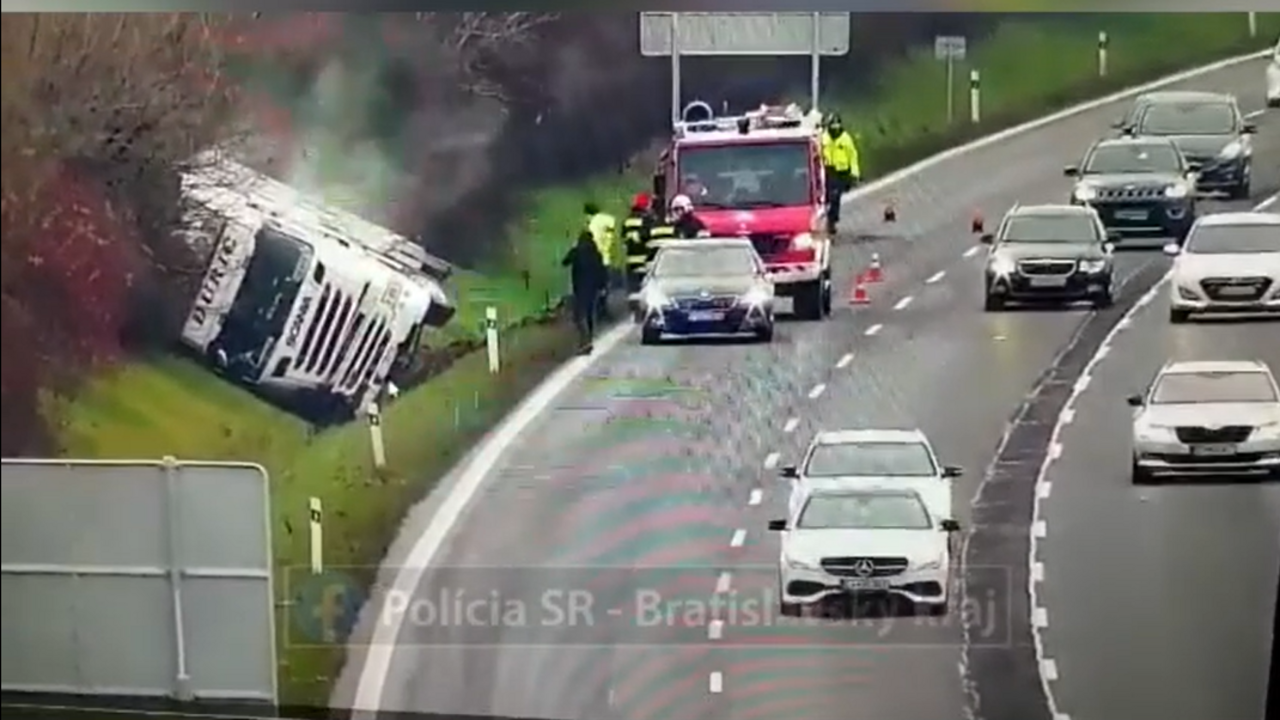 Na D1 v smere do Bratislavy sa prevrátil kamión s býkmi, diaľnica je už prejazdná