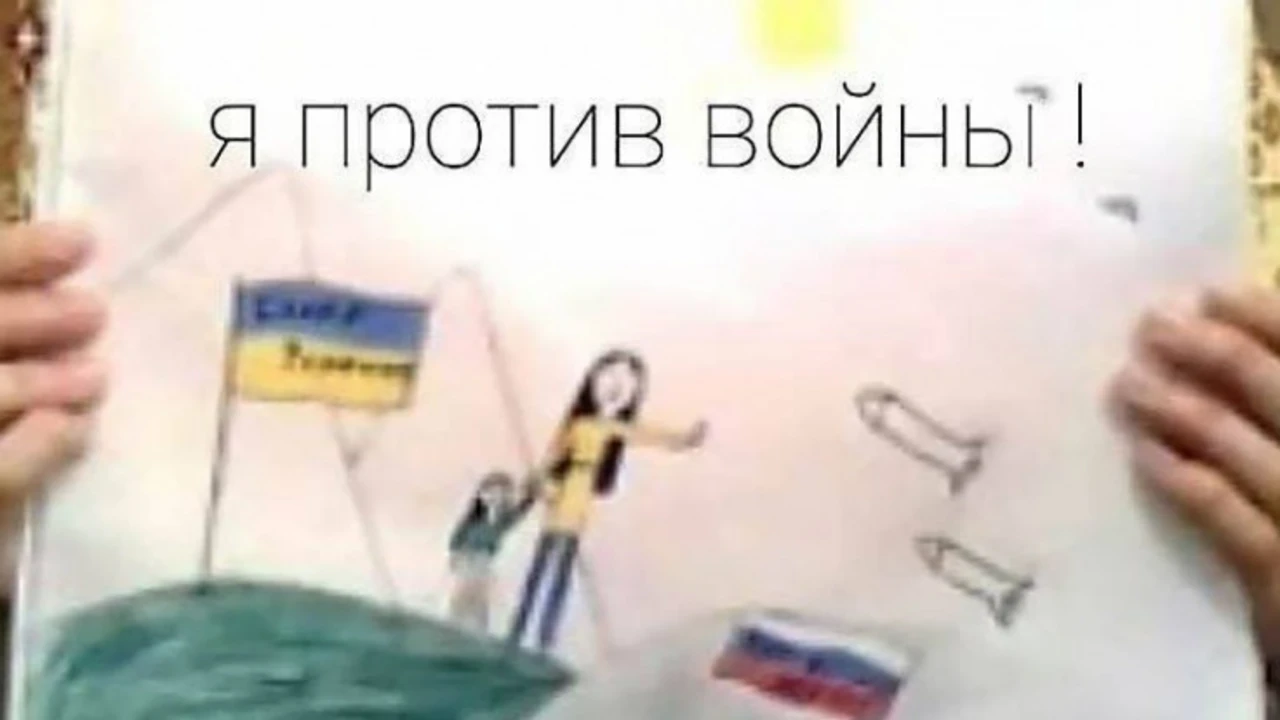 Ruské dievča, ktoré za protivojnový obrázok poslali do detského domova, si vyzdvihla matka