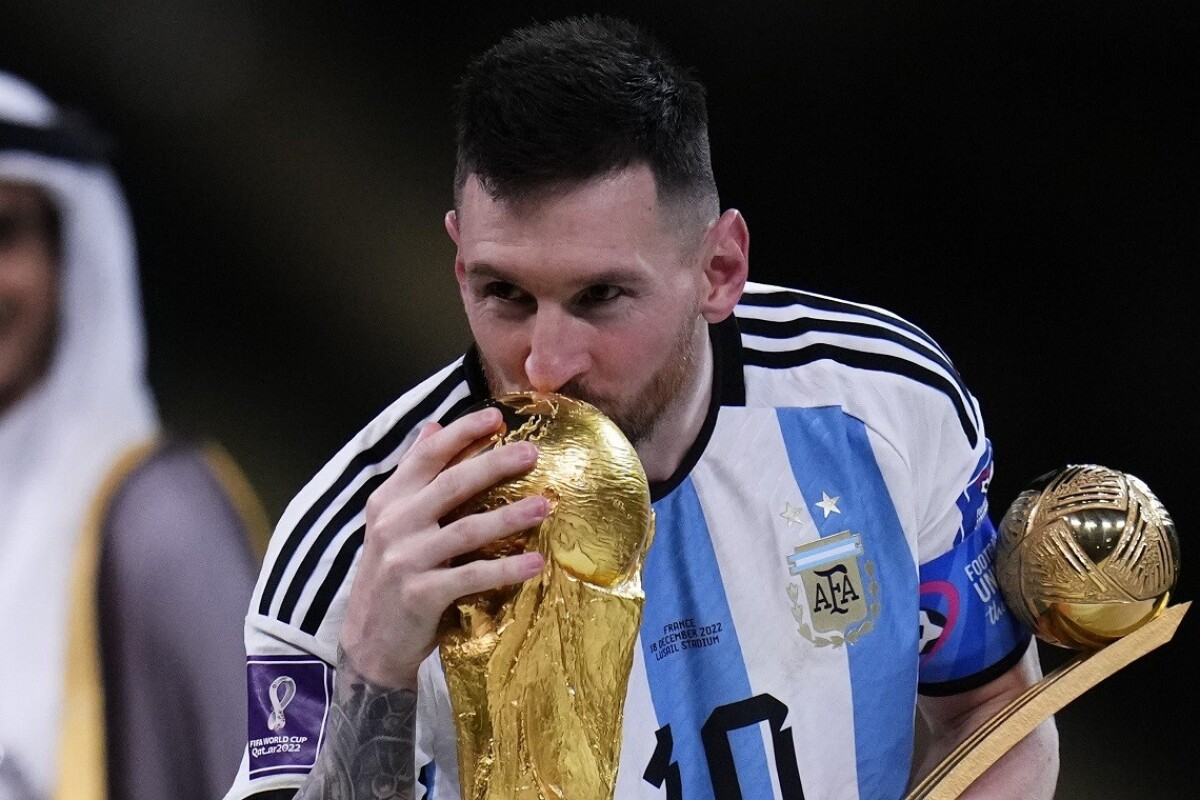 Messi bozkáva víťaznú trofej