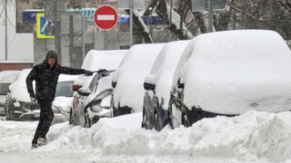 Moskvu zasypali desiatky centimetrov snehu, zrušené boli mnohé lety