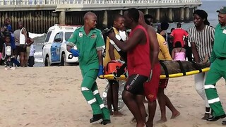Obrovská vlna pri juhoafrickom Durbane zabila troch ľudí, najmenej 17 ďalších bolo zranených