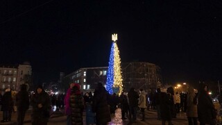 V centre Kyjeva rozsvietili vianočný stromček vo farbách Ukrajiny