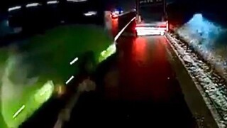 Slovenský autobus narazil v plnej rýchlosti do vozidiel na českej diaľnici. Policajt stihol ujsť v poslednej chvíli