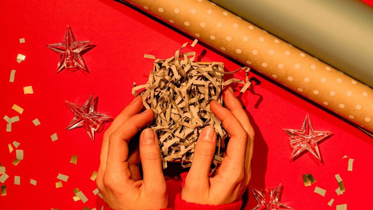 Druhá šanca po sviatkoch: Čo s použitým baliacim papierom či nezjedenými koláčmi?