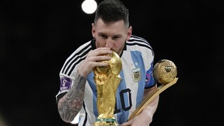 Messi zažíva najšťastnejšie futbalové chvíle. Trofej si zobral aj do postele