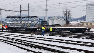 V Žiline odstraňujú následky vykoľajeného nákladného vlaku. Nehoda spôsobila meškanie vyše 20 spojov