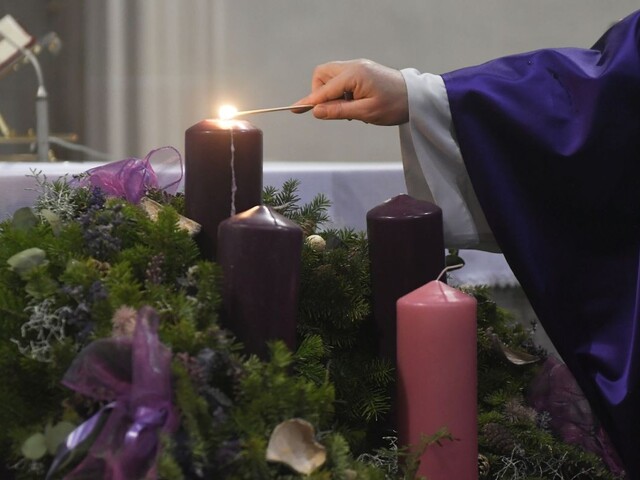 Začína sa štvortýždňová príprava na Vianoce. Kresťania zapálili prvú adventnú sviecu