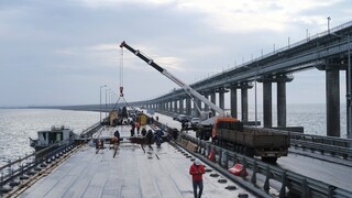 Rusi opravujú symbol anexie Krymu. Ako veľmi bol Kerčský most poškodený a prečo je dôležitý?