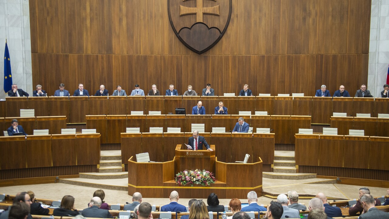 Poslanci schválili solidárny príspevok rafinérií a ďalších firiem. Cieľom je riešenie vysokých cien energií