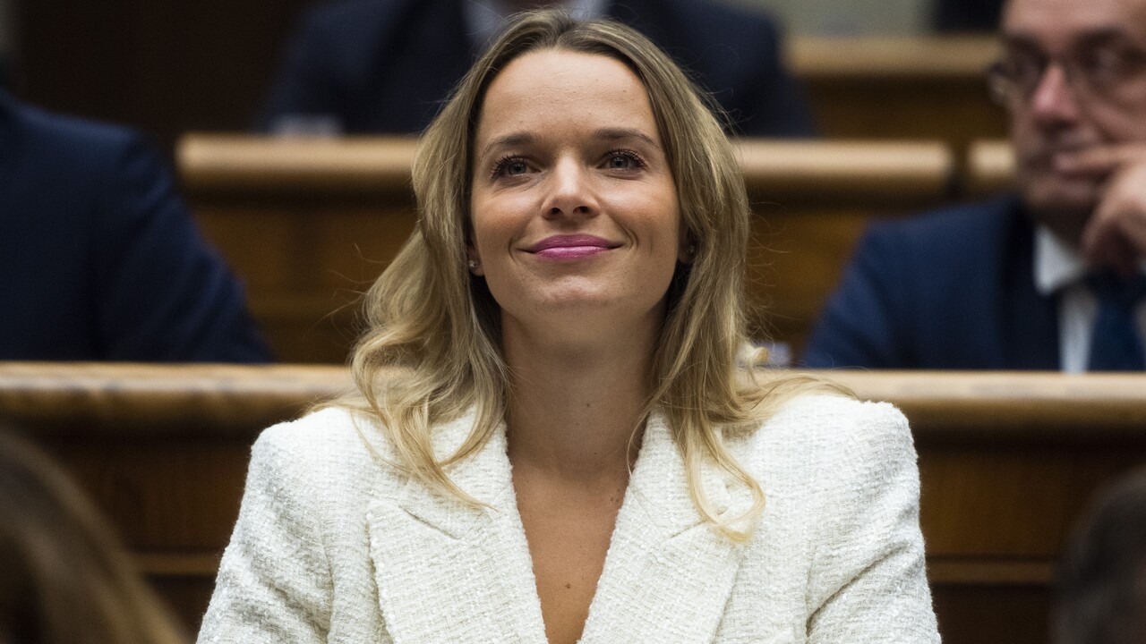 Tabák vyplašila poslancov. Po schválení rozpočtu vystrelila v parlamente konfety