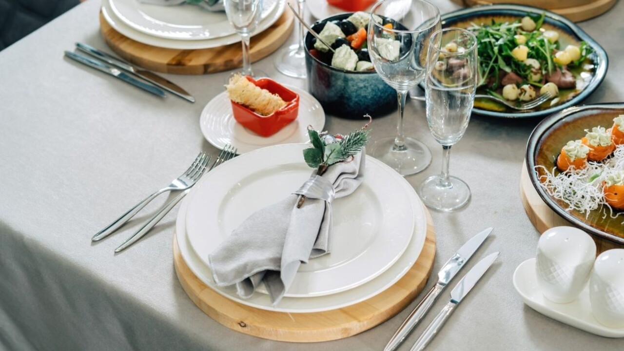 ROZHOVOR: Vianoce podľa experta na etiketu. Čo nesmie chýbať na stole a kto rozdáva darčeky?