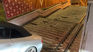 Šofér zbehol autom schody na Židovskej ulici. Vozidlo nechal rozbité v pešej zóne a utiekol