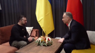 Zelenskyj sa vrátil späť do vlasti, po ceste sa ešte stretol v Poľsku s Dudom