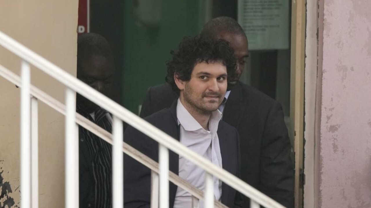 Sudca v USA prepustil zakladateľa kryptomenovej burzy FTX na kauciu, pred súd sa postaví v januári