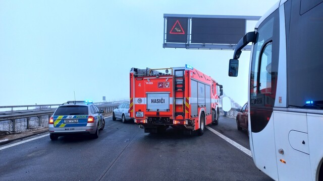 Česká D1 je po reťazovej nehode opäť otvorená, prejazd komplikuje kolóna