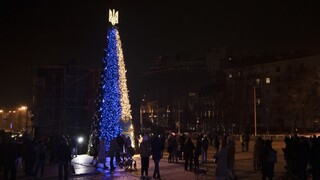 Tohtoročné Vianoce sú pre mnohých Ukrajincov studené a tmavé. Vianočné piesne nahradil hluk generátorov