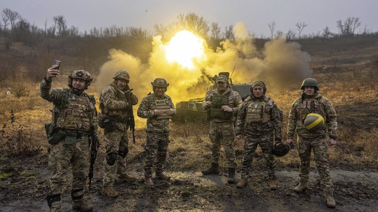 ONLINE: Rusi sa síce stiahli z Chersonu, no zamínovali ho. Jeho ostreľovanie si vyžiadalo 13 obetí