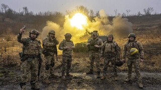 ONLINE: Rusi sa síce stiahli z Chersonu, no zamínovali ho. Jeho ostreľovanie si vyžiadalo 13 obetí