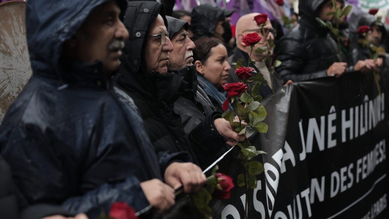 V Paríži sa konal pietny pochod za zabitých Kurdov. Podozrivého útočníka čaká súd