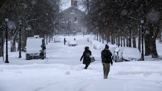FOTO: Extrémna zima udrela v USA. Buffalo je ako vojnová zóna, polícia zakázala šoférovanie