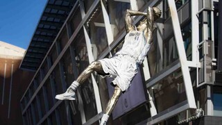 Pred arénu Dallas Mavericks nainštalovali sochu Dirka Nowitzkého