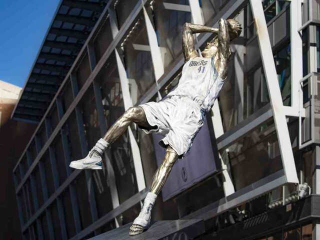 Pred arénu Dallas Mavericks nainštalovali sochu Dirka Nowitzkého