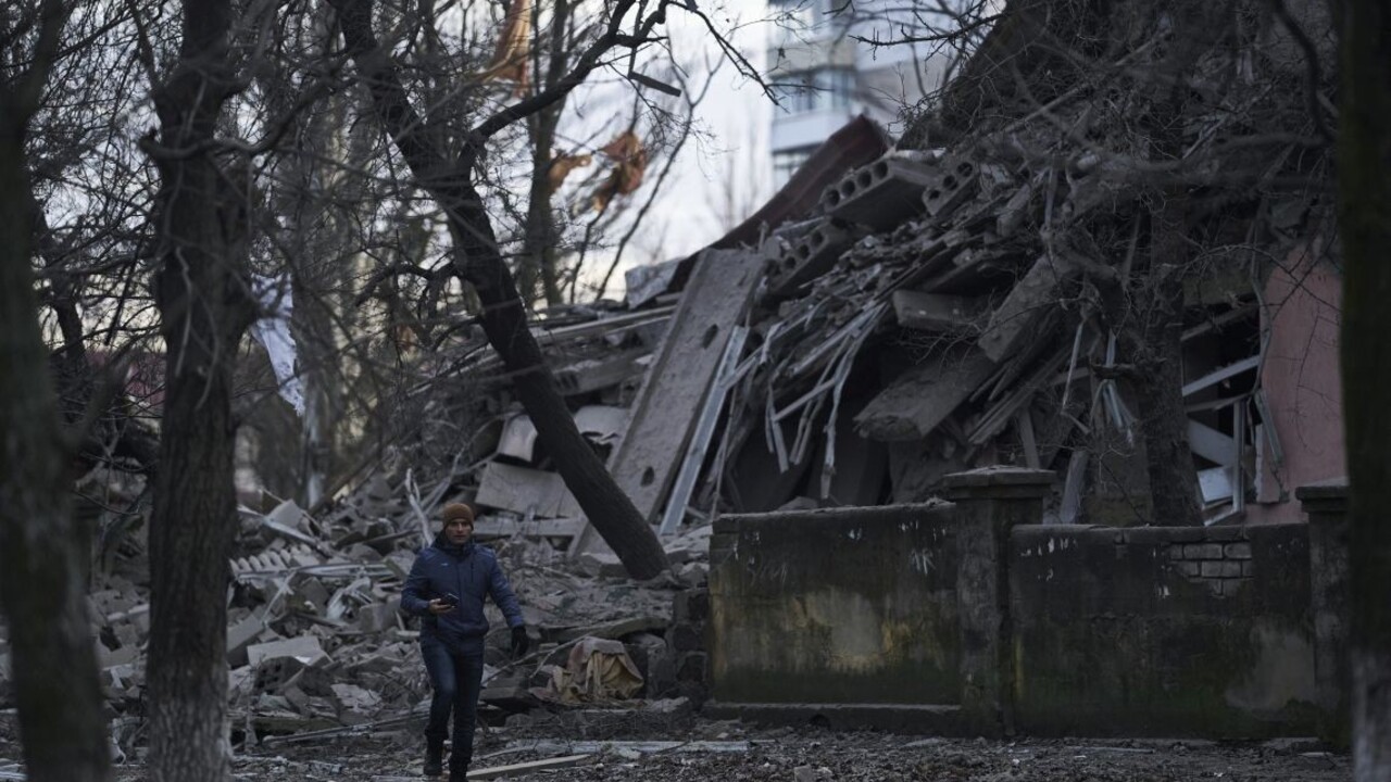 Na Ukrajine pokračujú ruské útoky, bez prúdu zostáva deväť miliónov ľudí