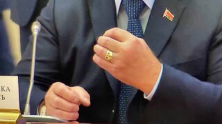 Ako z Tolkienovej ságy. Putin na summite rozdával prstene, jediný si ho nasadil Lukašenko