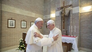 Pápež František vyzval k modlitbám za Benedikta XVI., jeho zdravie sa zhoršilo
