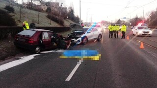V Košiciach sa čelne zrazili dve autá, jeden z vodičov zahynul
