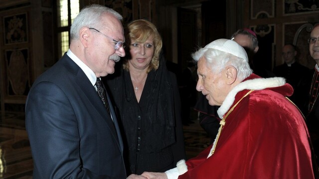 Pápež Benedikt XVI. (vpravo) a prezident Ivan Gašparovič (vľavo)