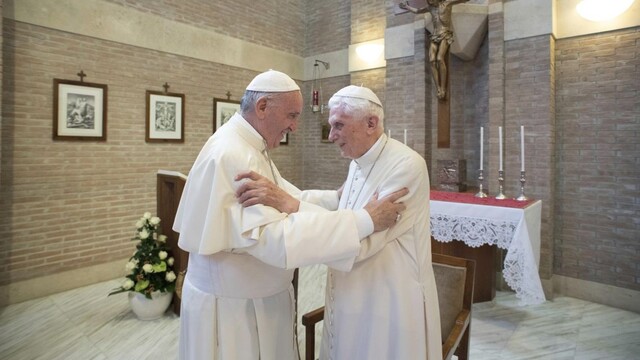 Emeritný pápež Benedikt XVI. (vpravo) a pápež František (vľavo)
