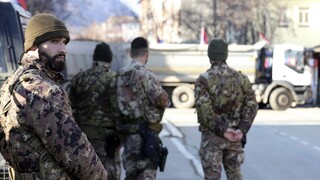 Srbi začali odstraňovať barikády na kosovsko-srbskej hranici, Vučič odvolal stav bojovej pohotovosti