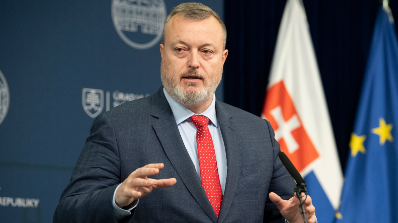 Pracovníci v sociálnych službách môžu dostať stabilizačný príspevok. Bude oslobodený od odvodov, uviedol Krajniak