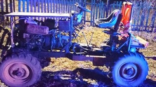Opitý muž jazdil na podomácky vyrobenom traktore. Na cestu v Dlhom Poli si svietil mobilom