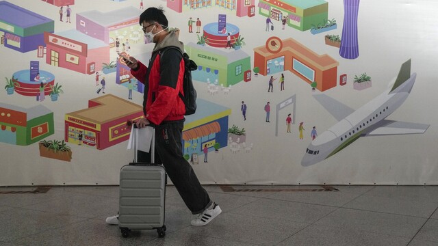 Testovanie cestujúcich z Číny na koronavírus je diskriminačné, tvrdia čínske médiá