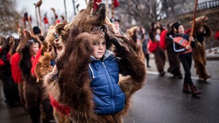 Novoročné tradície z celého sveta: Medvedí tanec, vyhadzovanie nábytku či rozbíjanie tanierov