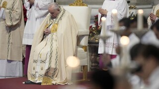 Pápež František sa na novoročnej omši modlil za zosnulého Benedikta XVI.