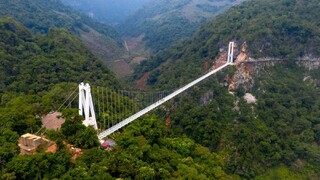 FOTO: Vietnam po pandémii láka späť turistov. Pýši sa najdlhším preskleným mostom na svete