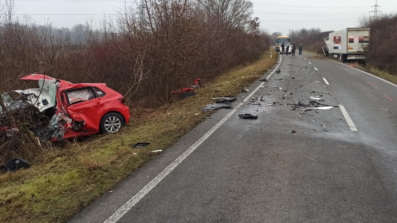 Neďaleko Hlohovca zahynula mladá vodička. Neprežila zrážku s nákladným autom