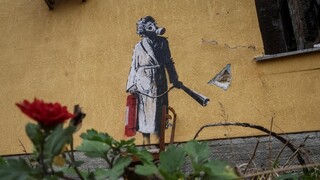 Kyjevčanovi hrozí 12 rokov väzenia. Pokúsil sa ukradnúť Banksyho dielo, vyzeral ho z fasády domu