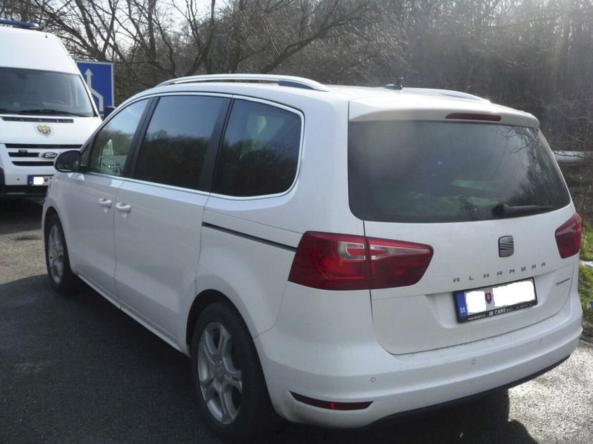 Švajčiarsky colník nemohol uveriť vlastným očiam. Zastavil auto, v ktorom sa tlačilo 23 ľudí