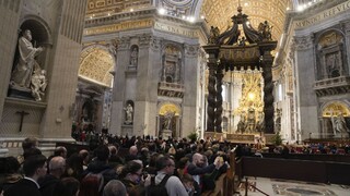 S emeritným pápežom Benediktom XVI. sa prišlo rozlúčiť už viac ako 135 000 ľudí