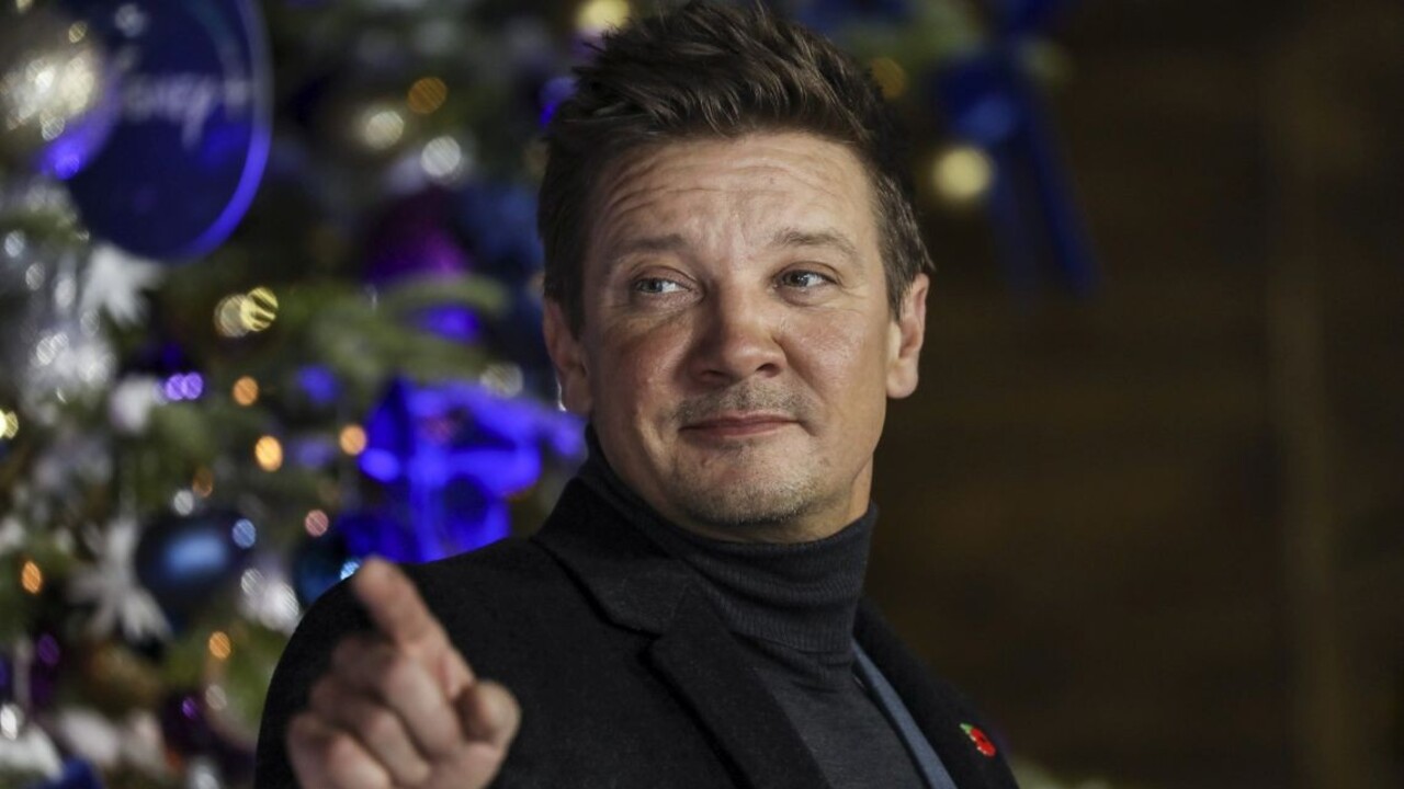 Vážne zranený herec Jeremy Renner zverejnil prvú fotografiu od operácie
