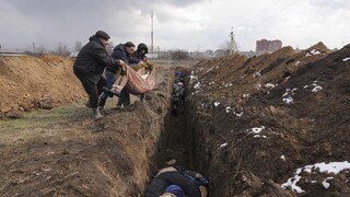 Pach smrti, telá vo vreciach označené číslami. Ako patológovia identifikujú obete ruskej invázie?